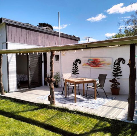Peaceful Pet Friendly 1 Bedroom Cottage On 1 Acre - eAccommodation 0