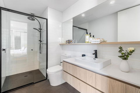 Park Life! Elegant & Sun-Filled 2 Bed 2 Bath Home In Caulfield North - eAccommodation 2