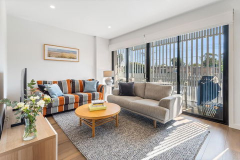 Park Life! Elegant & Sun-Filled 2 Bed 2 Bath Home In Caulfield North - eAccommodation 0