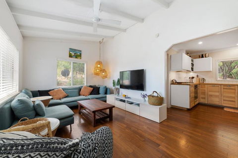 Peaceful And Renovated Original Beach House With Sweeping Views Of Gracetown - eAccommodation 3