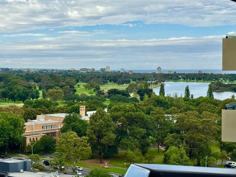 Panoramic View - Albert Park Lake & Shrine Views - eAccommodation 0