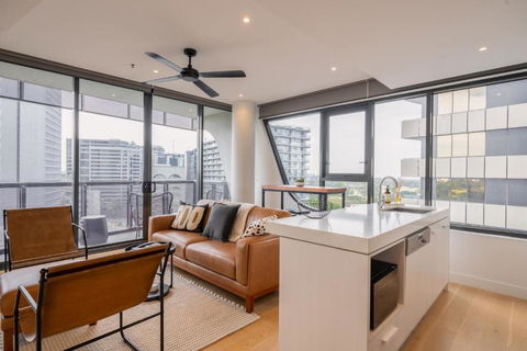 Panoramic View - Albert Park Lake & Shrine Views - eAccommodation 1