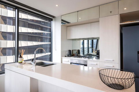Panoramic View - Albert Park Lake & Shrine Views - eAccommodation 2