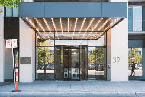 Patio Mt View 1BR Apt In CBD Near ANU And Museum With Free Parking And WiFi - eAccommodation 0