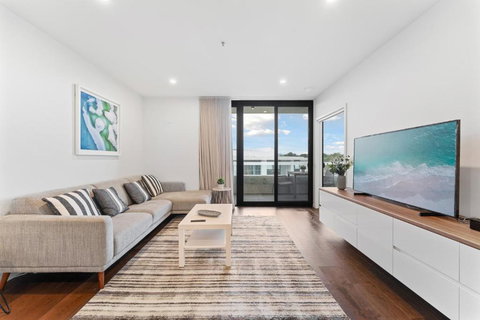 Perfect Location 1-Bed With Balcony, BBQ & Parking - eAccommodation 0