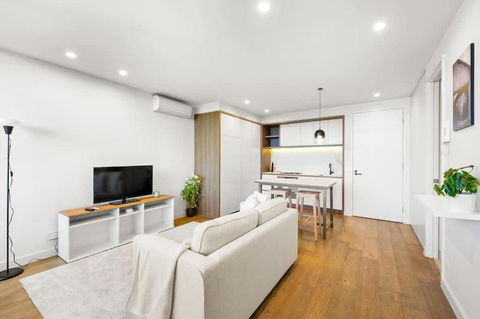 Perfectly Located Executive 1BR At Caulfield North - eAccommodation 0