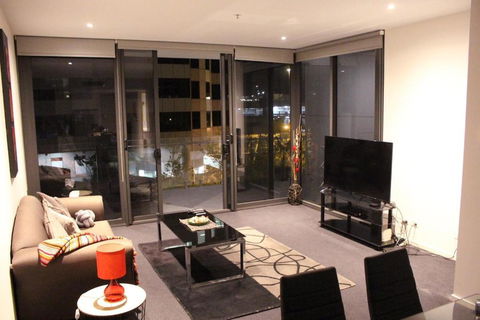 Perfectly Located Modern Apartment - Canberra CBD - eAccommodation 1