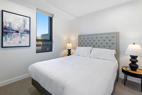 Polished 2-Bed Apartment With Gorgeous City Views - eAccommodation 1