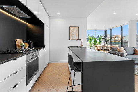 Polished 2-Bed Apartment With Gorgeous City Views - eAccommodation 2