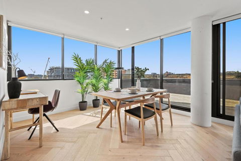 Polished 2-Bed Apartment With Gorgeous City Views - eAccommodation 3