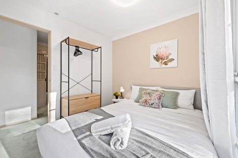 Quaint Queen Room In Pymble - Private Spot - Shared Bathroom - eAccommodation 0