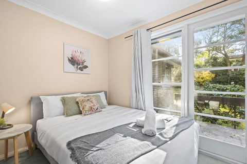 Quaint Queen Room In Pymble - Private Spot - Shared Bathroom - eAccommodation 1