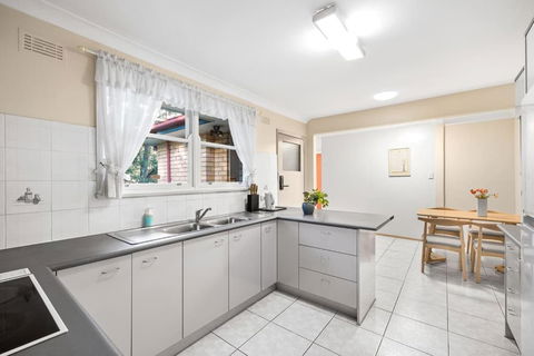Quaint Queen Room In Pymble - Private Spot - Shared Bathroom - eAccommodation 2