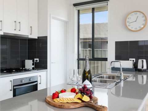 Putters Paradise 25-30 Troon Drive - eAccommodation 3