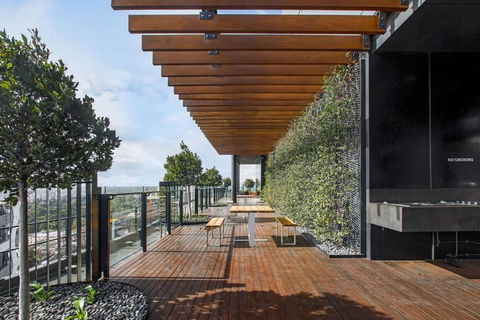 Premium Albert Park Grand Prix Apartment By Ready Set Host - eAccommodation 3