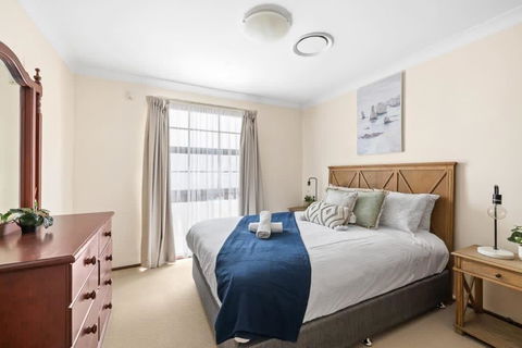 Private Ensuite Queen Room - Centrally Located At Milperra - eAccommodation 0