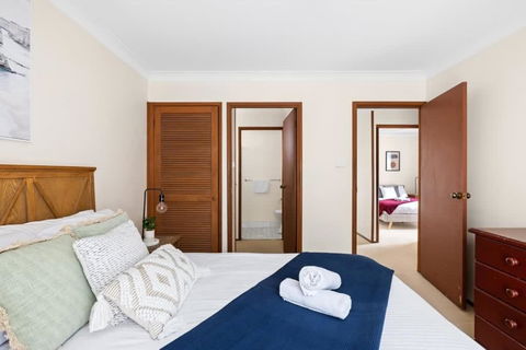 Private Ensuite Queen Room - Centrally Located At Milperra - eAccommodation 1