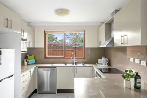Private Ensuite Queen Room - Centrally Located At Milperra - eAccommodation 3