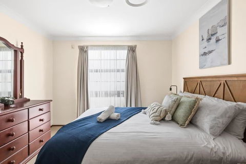 Private Ensuite Queen Room - Centrally Located At Milperra - eAccommodation 2