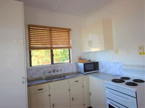 QCWA Cheerful Cottage - Airlie Beach - eAccommodation 2