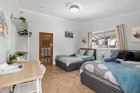 Quadruple Ensuite Room - Nearby Stations & Shops - eAccommodation 0