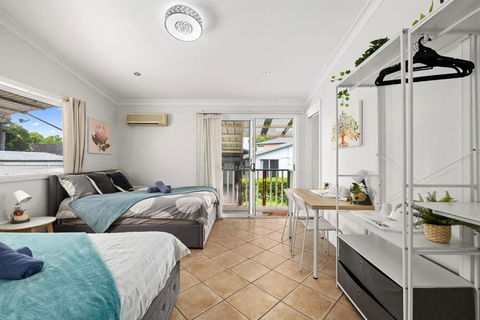 Quadruple Ensuite Room - Nearby Stations & Shops - eAccommodation 1