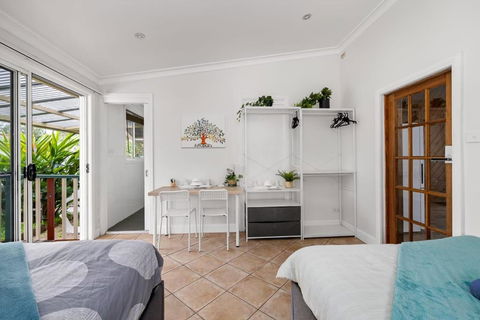 Quadruple Ensuite Room - Nearby Stations & Shops - eAccommodation 2