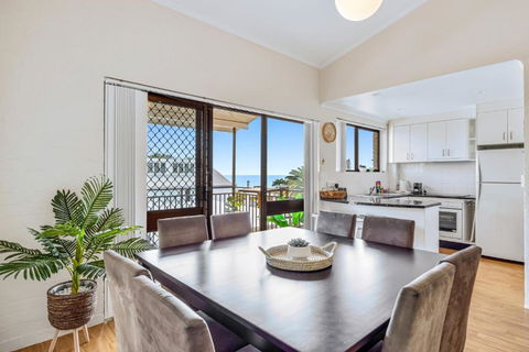 Quaint 2-Bed Beach Abode With Ocean Views - eAccommodation 0