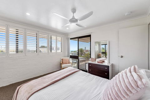 Quaint 2-Bed Beach Abode With Ocean Views - eAccommodation 3