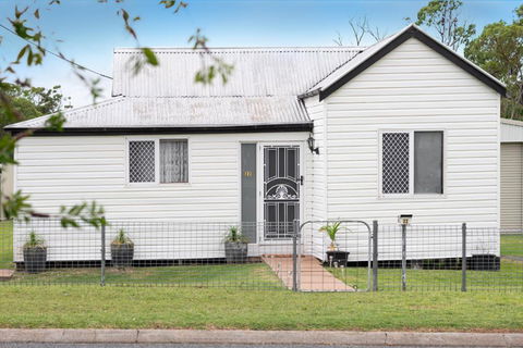 Quaint 2 Bedroom Fully Furnished Cottage - eAccommodation 0