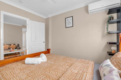Quaint 2 Bedroom Fully Furnished Cottage - eAccommodation 2
