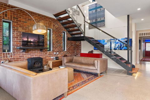 Quaint 4-Bed With Backyard 5-Min To The Beach - eAccommodation 0