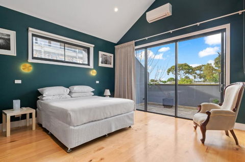 Quaint 4-Bed With Backyard 5-Min To The Beach - eAccommodation 1