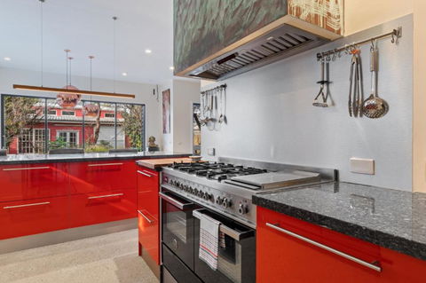 Quaint 4-Bed With Backyard 5-Min To The Beach - eAccommodation 2