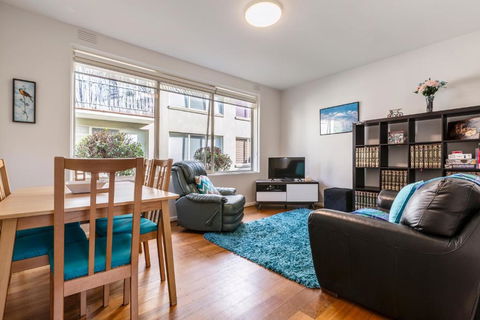 Quaint & Homey Ripponlea Flat - eAccommodation 0