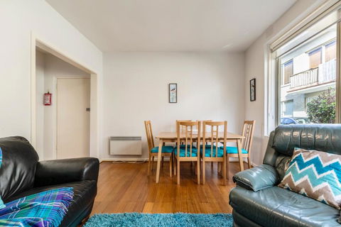 Quaint & Homey Ripponlea Flat - eAccommodation 2