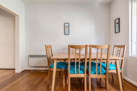 Quaint & Homey Ripponlea Flat - eAccommodation 3