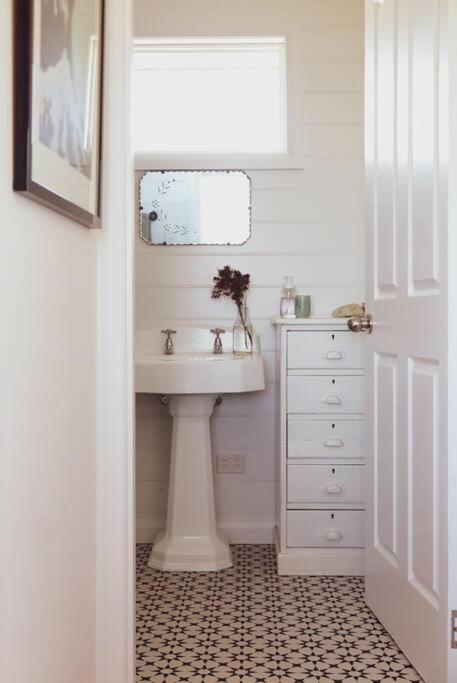 Quaint And Intimate 1-bed Seaside Cottage - eAccommodation 2