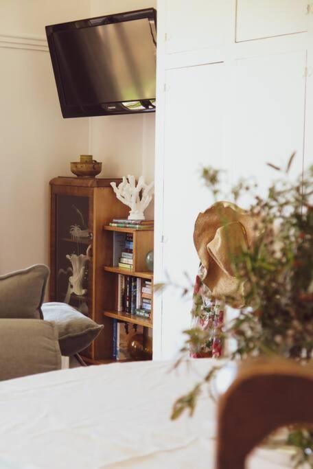 Quaint And Intimate 1-bed Seaside Cottage - eAccommodation 1