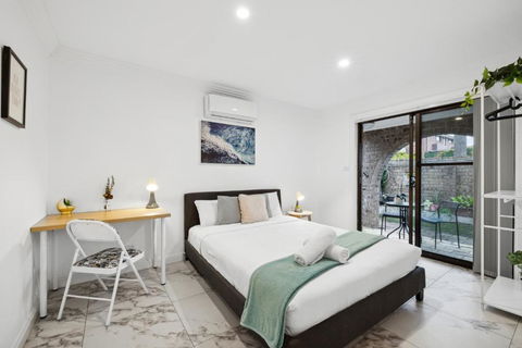 Quaint Double Room - Centrally Located At Glenfield - Shared Bathroom - eAccommodation 0
