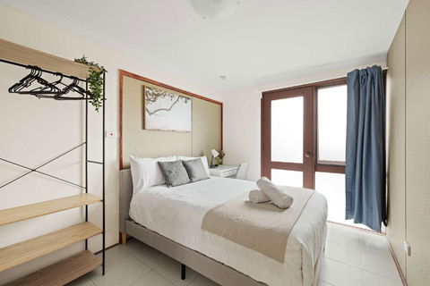 Quaint Double Room - Private Spot At Milperra - Shared Bathroom - eAccommodation 0