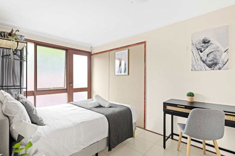 Quaint Double Room - Private Spot At Milperra - Shared Bathroom - eAccommodation 3