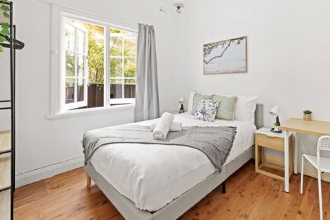 Quaint Double Room - Seconds To Shops & Eateries - Shared Bathroom - eAccommodation 0