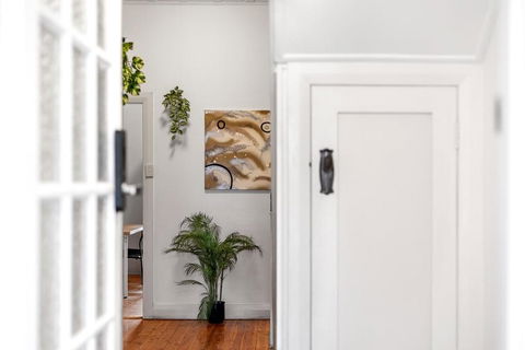 Quaint Double Room - Seconds To Shops & Eateries - Shared Bathroom - eAccommodation 3