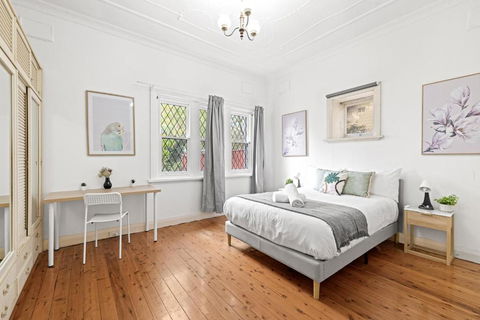 Quaint Double Room - Seconds To Shops & Eateries - Shared Bathroom - eAccommodation 1