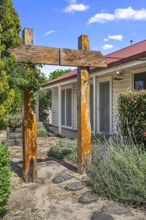 Quaint Garden Oasis With Free Parking - eAccommodation 2