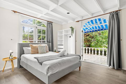 Quaint Queen Room - Convenient Location In Lindfield - Shared Bathroom - eAccommodation 0