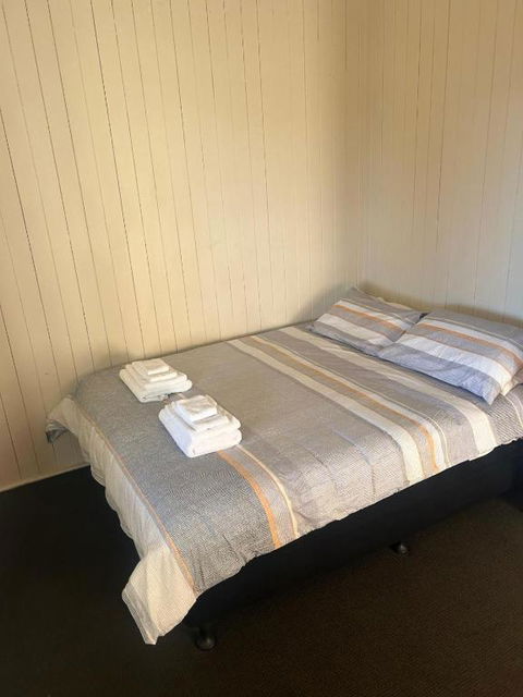 Railway Hotel - eAccommodation 1