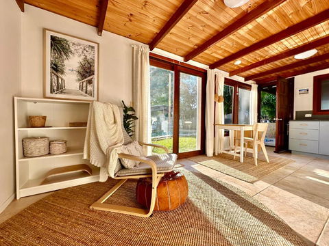 Private Access Retreat 1 Queen Bedroom W Stunning Pool And Ocean Views - eAccommodation 0