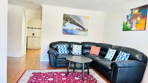 Quiet Family Townhouse In Wollongong CBD - eAccommodation 0